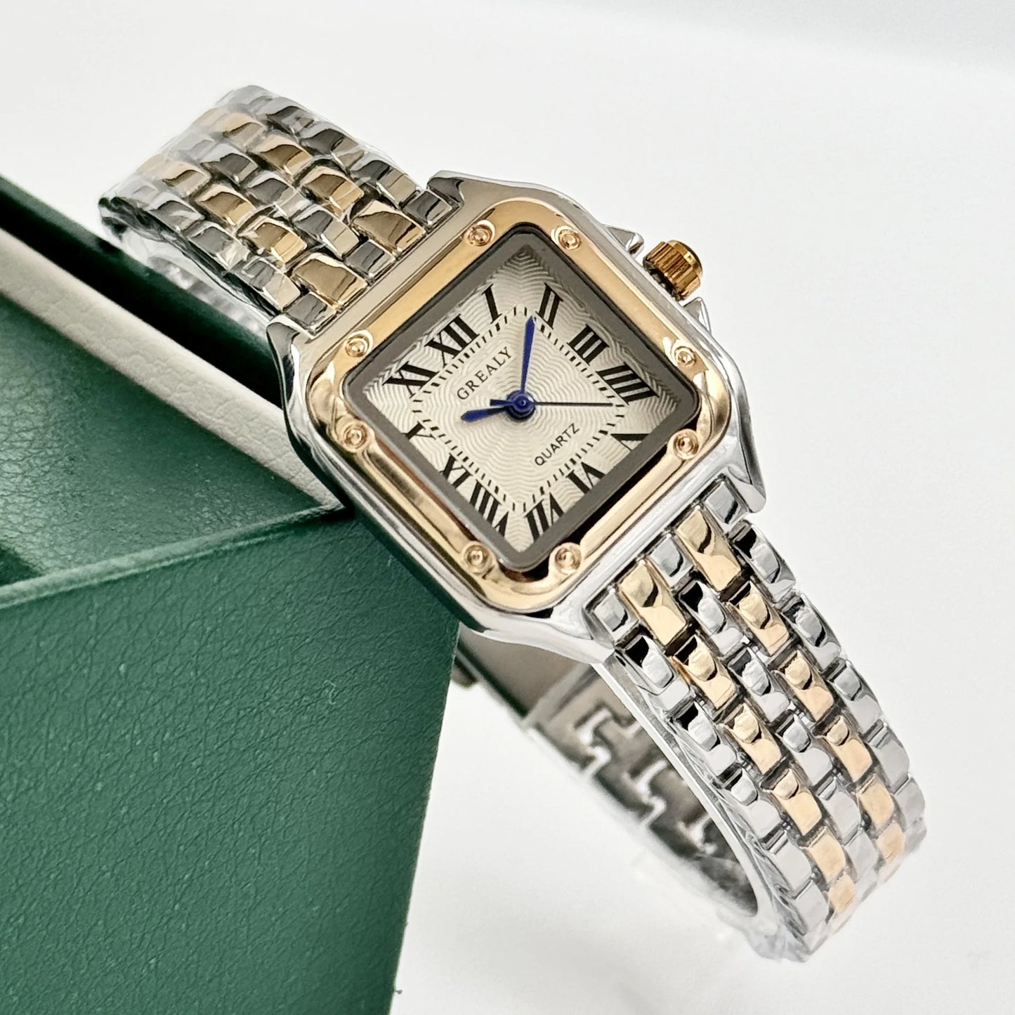 Montres style luxe pour femmes Or, élégante By J&B Miller's de chez Quartz